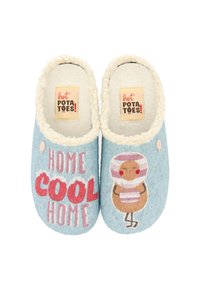 Chaussons en feutre de couleur bleu clair avec une doublure blanche et moelleuse. Ils présentent le texte "HOME COOL HOME" en rose et un personnage de dessin animé tenant une tasse.