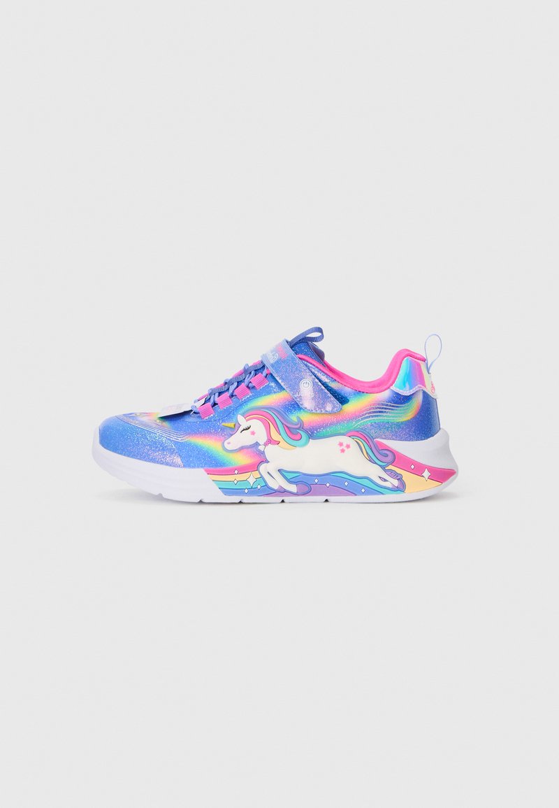 Sneaker légère avec une tige synthétique iridescente bleue et rose, présentant un design de licorne et des accents arc-en-ciel, semelle extérieure blanche.