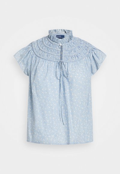 Lyseblå bluse med korte ermer, blomstertrykk, strikket høy hals, knappestolpe og knytedetalj ved kragen. Mykt stoff.