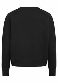 Sudadera negra con un escote redondeado, mangas largas, puños de canalé y una textura suave. El diseño es simple, sin logotipos visibles.