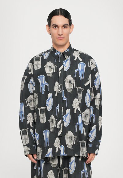 Chemise à manches longues en tissu noir ornée d'un motif d'ustensiles de cuisine et de chaises en gris et bleu, avec un col traditionnel et une fermeture à boutons.