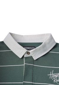 Grünes Poloshirt mit weißen horizontalen Streifen, weißem Kragen, durch Knöpfe versehener Placke und "HONESTY" in Weiß auf der Brust gestickt.