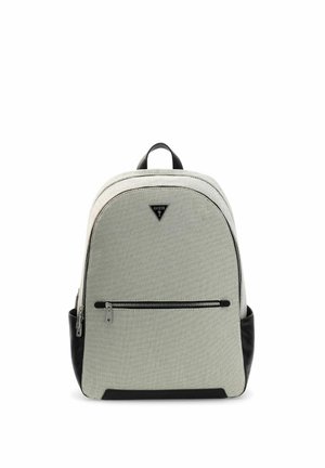 Sac à dos en tissu gris clair avec des accents noirs, poche avant zippée, poignée supérieure et logo triangulaire Guess à l'avant.