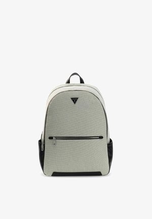 Sac à dos en tissu gris clair avec des accents noirs, poche avant zippée, poignée supérieure et logo triangulaire Guess à l'avant.