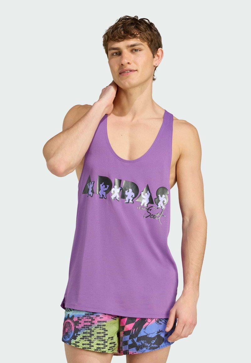 Lilla tanktop med store sort-hvide bogstaver, parret med multikolorede shorts med geometriske mønstre. Blødt stof med en afslappet pasform.