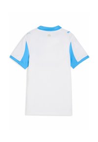 Bílá sportovní košile s krátkým rukávem a světle modrými akcenty na rukávech a límci, z pohledu ze zad na bílém pozadí.