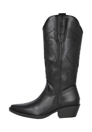 Bota vaquera de cuero negro con punta afilada, patrones de costura western, altura a media pantorrilla y tacón apilado. Textura suave.