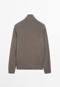 Brauner Strickpullover mit hohem Kragen, gerippten Bündchen und Saum sowie glatter Textur, mit einfarbigem Muster und langen Ärmeln.