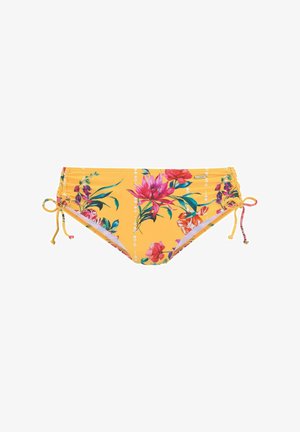Geel bikipanty met een bloemenpatroon in roze en groen, met zijsnits voor aanpassing en ruchingdetails voor textuur.