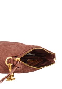 Borsa a tracolla in suede marrone con dettagli in oro, chiusura con zip e texture trapuntata. L'interno include un comparto per l'organizzazione.