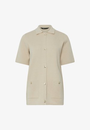 Beige kortærmet cardigan med krave, fem knapper foran og to påsydede lommer ved hoften. Blød tekstur.