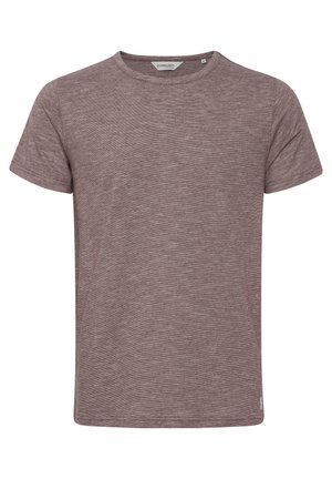 Hnedá melírovaná tričko s krátkym rukávom vyrobené z mäkkej látky. Má okrúhly výstrih a rovný spodný lem s malou značkovou nálepkou na boku.