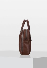Borsa tote in pelle marrone con doppio manico, zip verticale e tasca laterale. Presenta una texture liscia e un design semplice e moderno.