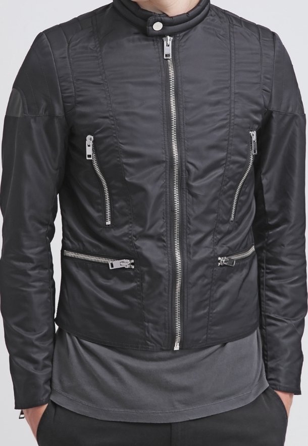 Svart vadderad jacka med hög krage, dragkedjefront och flera fickor med dragkedja. Slät textur med en strukturerad design.