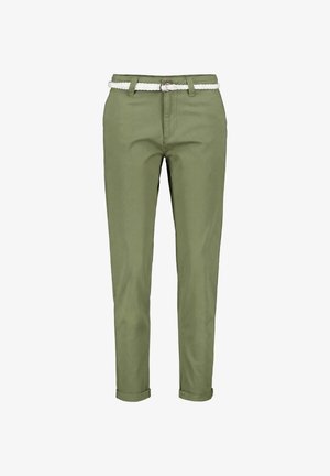 Olivgrüne, zulaufende Hose mit umgeschlagenen Säumen und einem weißen geflochtenen Gürtel, der durch die Gürtelschlaufen gezogen ist.