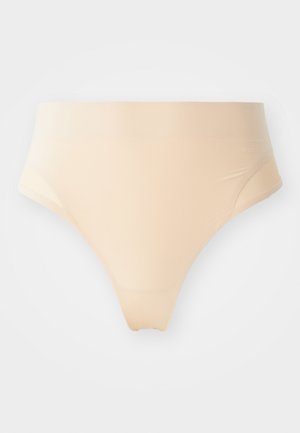 Bēša augstvērtīga apakšveļa, kas izgatavota no gludas auduma ar elegantu dizainu, bez redzamām šuvēm un ar smalku logotipu sānos.