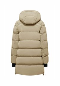 Piumino beige con cappuccio, texture trapuntata e polsini neri. Il retro ha una finitura liscia con cuciture orizzontali.