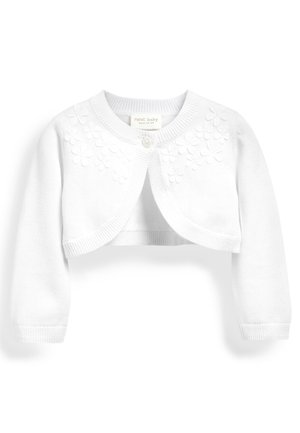 Cardigan blanc en tricot pour bébé avec manches longues, un seul bouton sur le haut, et des détails en applique florale sur la poitrine et les épaules.
