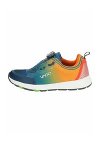 Multicolor Sneaker mit einem Mesh-Obermaterial, Farbverlauf von Blau zu Orange, schnürungsloses Design mit einem Drehverschluss, texturierten Akzenten und Gummisohle.