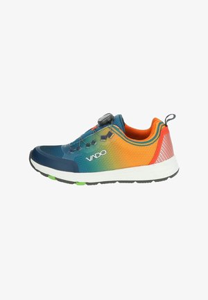 Multikleuren sneaker met een mesh bovenkant, verloop van blauw naar oranje, vetersloze ontwerp met een draaiknop, textuurelementen en rubberen zool.