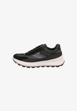 Schwarzer Sportschuh mit strukturiertem Obermaterial, Lederelementen und dicker weißer Zwischensohle. Gummisohle mit Profil für gute Traktion.
