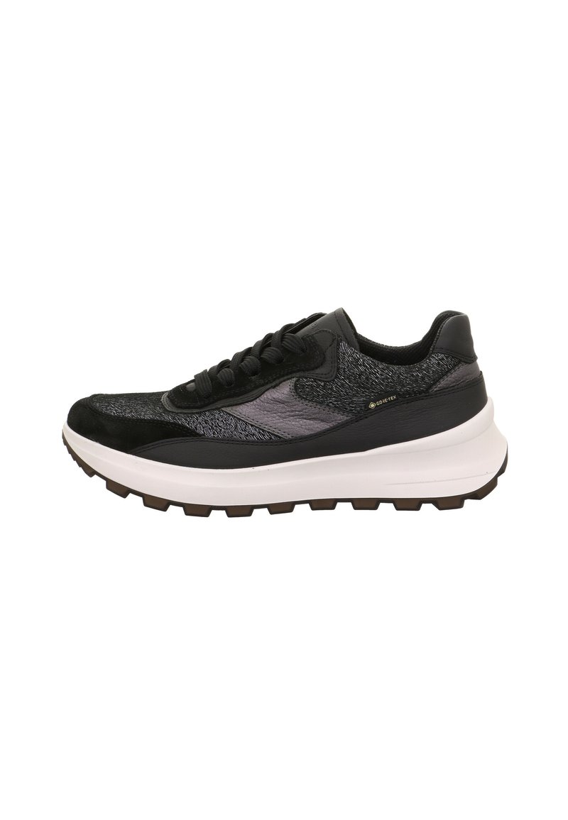 Zwarte sportieve schoen met een textuur bovenwerk, leren accenten en een dikke witte tussenzool. Geprofileerde rubberen zool voor grip.