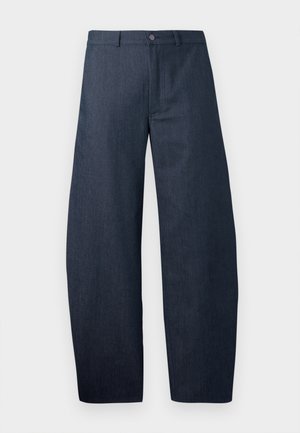 Dunkelblaue, weit geschnittene Jeanshose aus Denim, mit Knopfverschluss, Gürtelschlaufen und einer glatten Textur ohne sichtbare Muster.