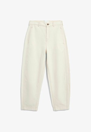 Off-white hoge taille broek met knopen aan de voorkant, zijzakken, riemlussen en zichtbare stiksels langs de pijpen en zoom.