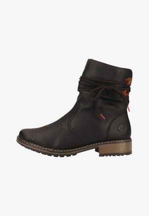 Schwarze Lederknöchelstiefel mit abgerundetem Zeh, dekorativen Schnürsenkeln und einem kontrastierenden Holzabsatz. Mit signatur Logo an der Seite.