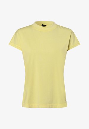 Gładka, jasnożółta koszulka z krótkim rękawem, z wysokim okrągłym dekoltem i czarną metką wewnątrz kołnierza.