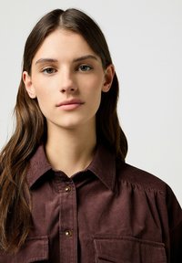 Wrangler LONG SLEEVE YOKE WESTERN FOR LOOSE FIT - Blus - mahogany