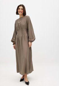 NA-KD LONG SLEEVE PLEATED - Maksimekko - brown