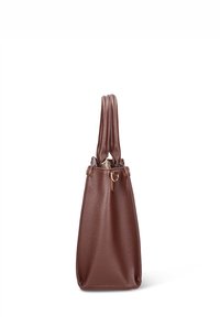 Bruine leren handtas met een gestructureerd oppervlak, voorzien van dubbele bandjes en een goudkleurig hardware-accent bij de opening.