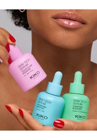 Tres botellas de suero KIKO Milano Skin Tech: rosa para el elixir de juventud, azul para la hidratación y verde para la purificación. Todas tienen goteros y acabado mate.
