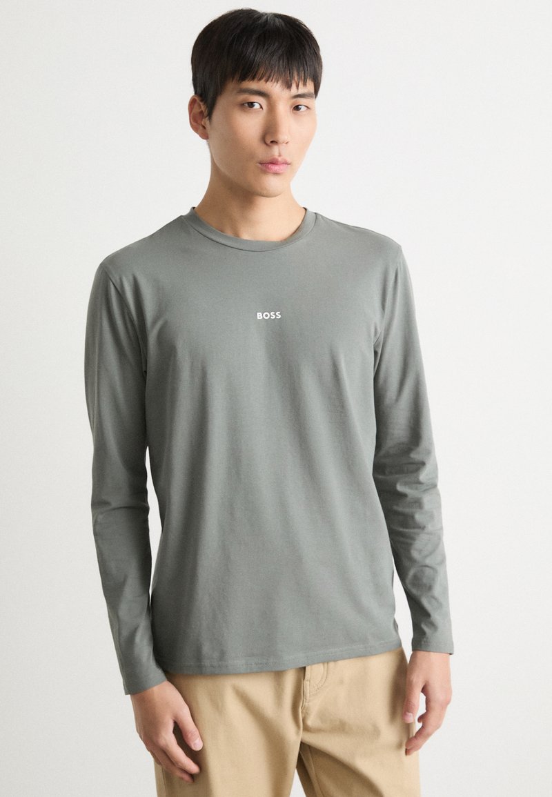 Grau langärmliges T-Shirt aus weichem Material mit rundem Halsausschnitt und kleinem weißen "BOSS"-Logo auf der Brust.