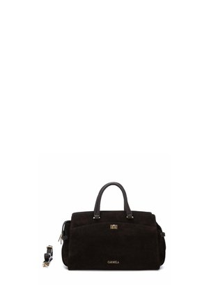Bolso rectangular de ante negro con dos asas, una correa de hombro desmontable y letras doradas "CARMELA" en el panel frontal.