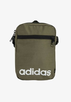 Bolso compacto de hombro Adidas en verde oliva con un bolsillo con cremallera negro y logo blanco en el frente, diseñado para uso casual.