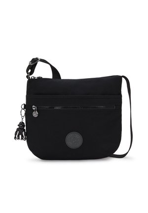 Schwarze Schultertasche aus Stoff mit flachem Design, verstellbarem Tragegurt, vorderer Reißverschlusstasche und einem Schlüsselanhänger in Form eines Affen als Detail.