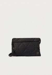 Crni preklopni messenger ruksak s flapom, dva prednja gumba i bočnom trakom. Ima teksturiranu površinu i malu oznaku logotipa.