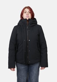 Giacca a vento nera con chiusura frontale con cerniera, ampio cappuccio e tasche laterali, caratterizzata da una texture liscia e un design aderente.