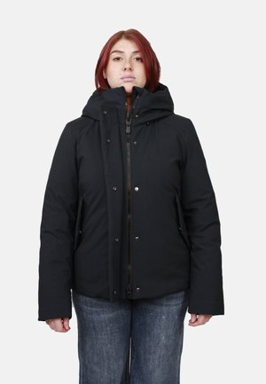 Giacca a vento nera con chiusura frontale con cerniera, ampio cappuccio e tasche laterali, caratterizzata da una texture liscia e un design aderente.