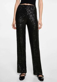 Schwarze, paillettenbesetzte, weit geschnittene Hosen mit glänzender Textur, hohem Bund und gerader Silhouette, geeignet für formelle Anlässe.