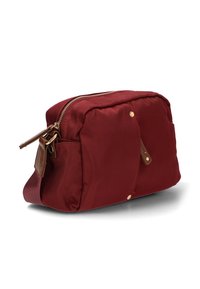 Bolso de nailon burdeos con forma rectangular, que cuenta con herrajes dorados, cierre de cremallera y un perfil delgado. Acentos de cuero en los laterales.