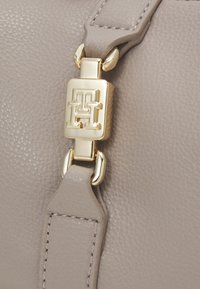 Tommy Hilfiger FEMININE CROSSOVER - Skuldertasker - smooth taupe