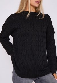Schwarzer, gestrickter Pullover mit strukturiertem, rautenförmigem Muster, rundem Ausschnitt und gerippten Bündchen. Lockere Passform und weicher Stoff.