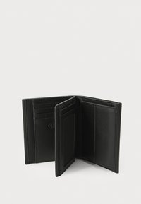 Portefeuille en cuir noir avec plusieurs emplacements pour cartes, une poche en maille et une texture lisse. Le design plié présente des bords nets et un branding minimal.