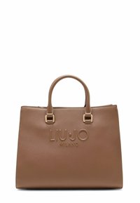 Braune synthetische Handtasche mit strukturierter Form, ausgestattet mit zwei oberen Griffen, geprägtem Logo und goldfarbenen Hardware-Akzenten.