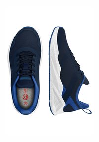 Granatowe buty sportowe z siateczkową cholewką, białą teksturowaną podeszwą, kontrastującymi niebieskimi akcentami oraz czarnymi sznurowadłami. Zawierają logo na języku.