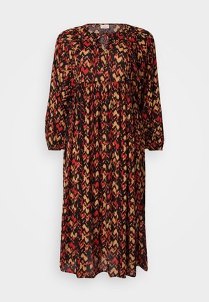 Vestido longo e solto com um padrão abstrato em preto, vermelho e bege. Apresenta um decote redondo e mangas até ao cotovelo. Tecido leve.