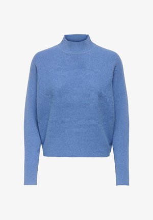 Mėlynas raukšlėtas megztinis su ilgomis rankovėmis ir trumpu apykaklės stiliumi, rodomas ant baltos fono.